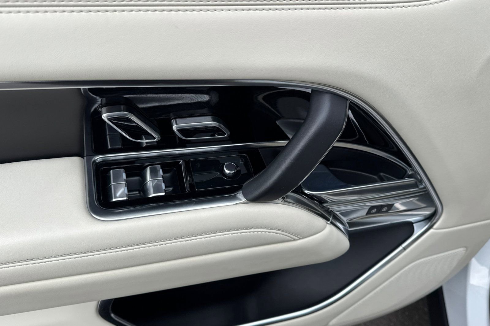 Used 2023 Land Rover Range Rover SE image 10