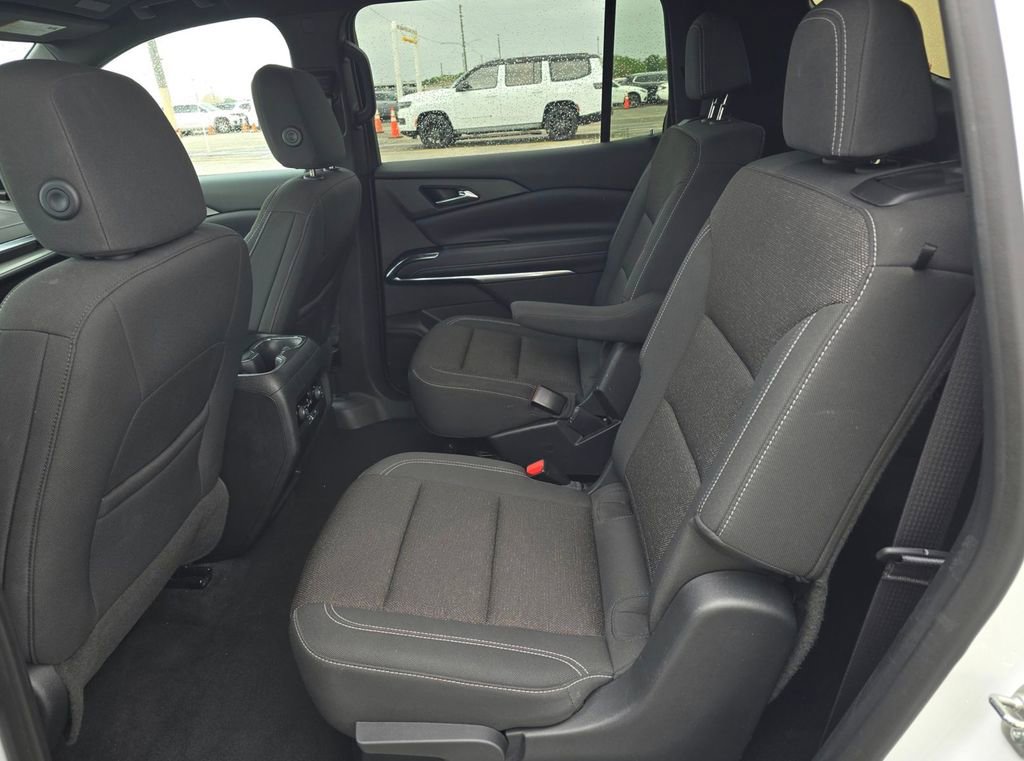 Used 2025 Chevrolet Traverse LT image 8