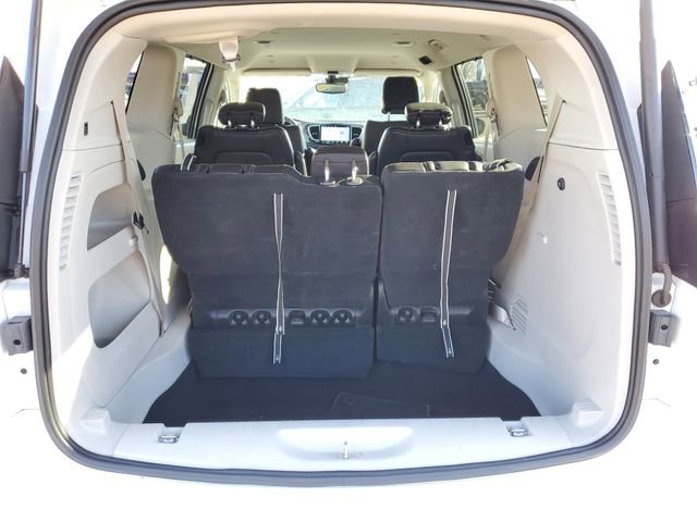 Used 2023 Chrysler Pacifica Touring-L image 7