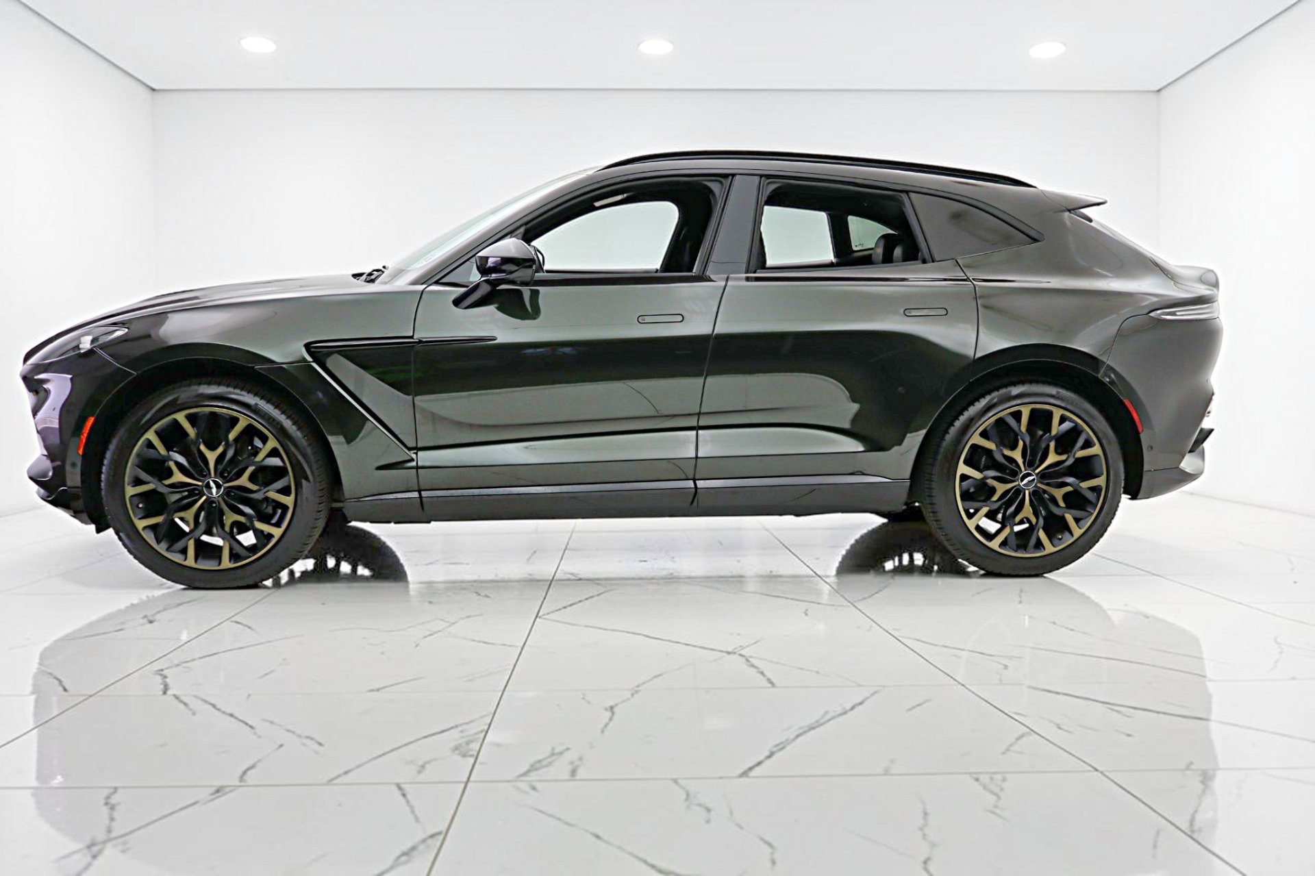 Used 2021 Aston Martin DBX AWD/4WD image 3