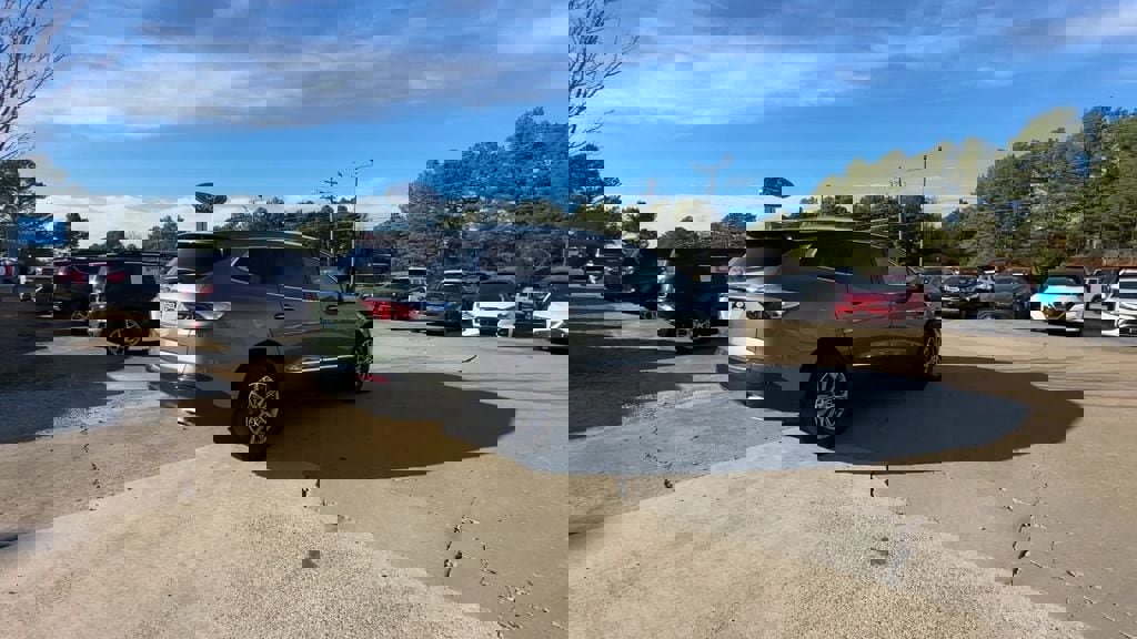 Used 2023 Buick Enclave Essence image 6