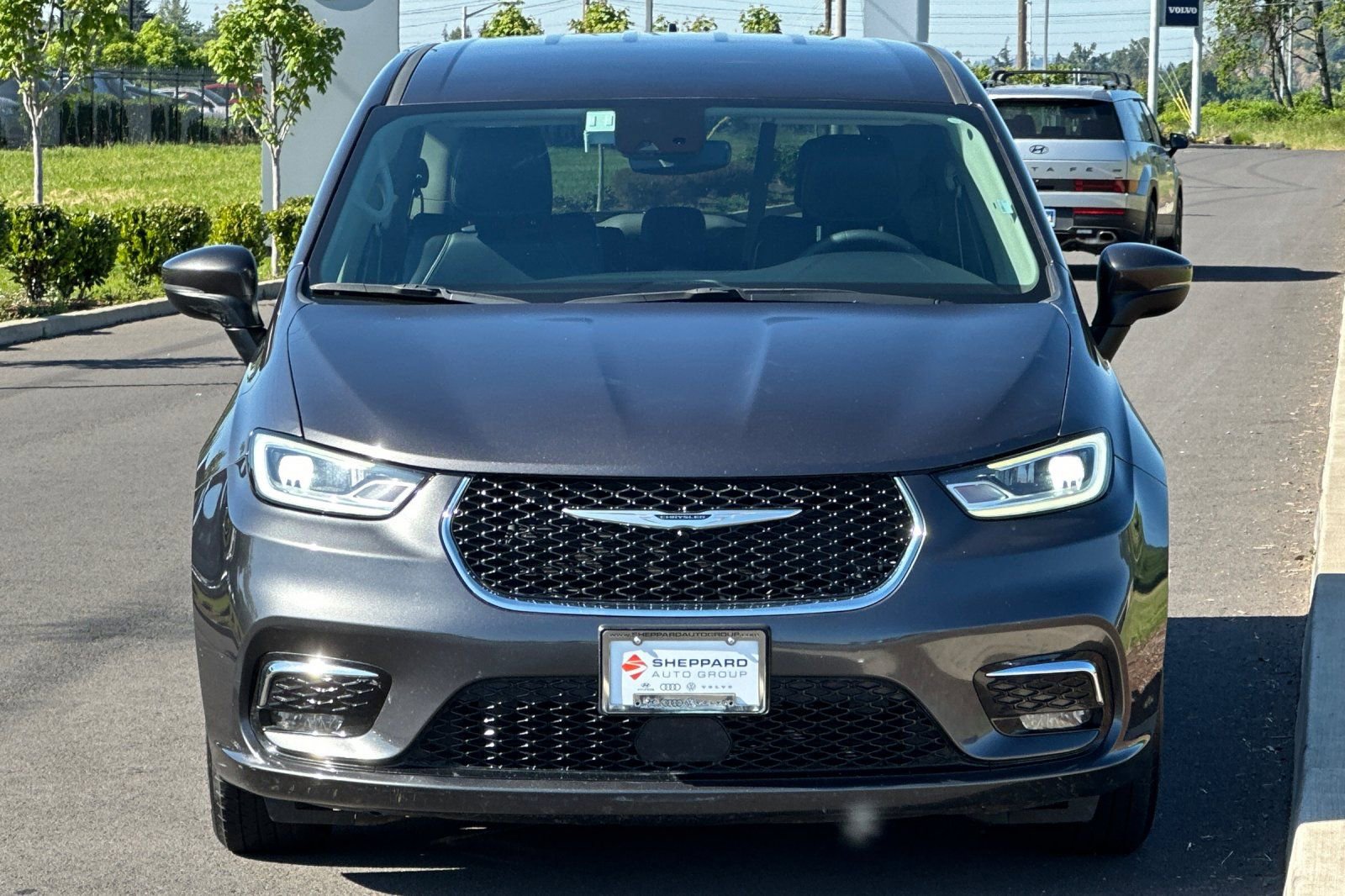 Used 2023 Chrysler Pacifica Touring-L FWD image 8