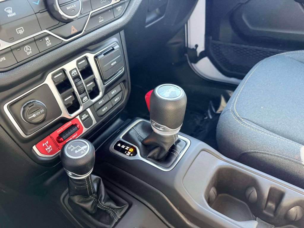 Used 2025 Jeep Wrangler Willys AWD/4WD image 22