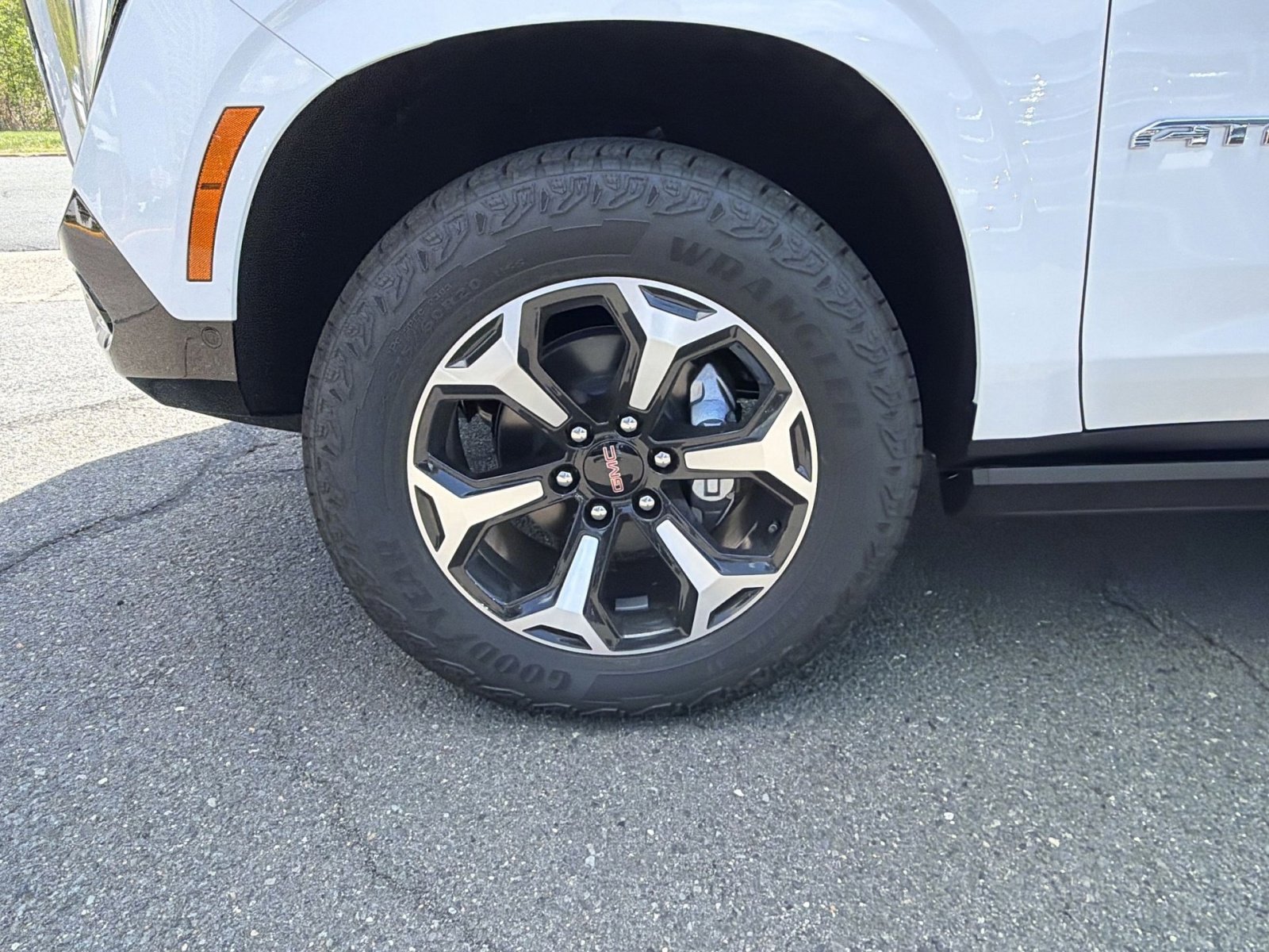 New 2026 GMC Yukon AT4 w/ AT4 Premium Plus Package AWD/4WD image 12