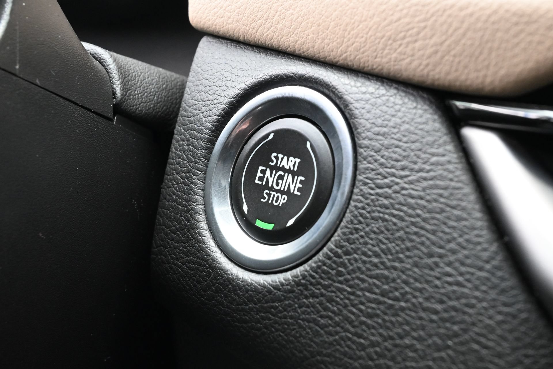 Used 2024 Cadillac XT4 Luxury w/ Cold Weather Package FWD image 17