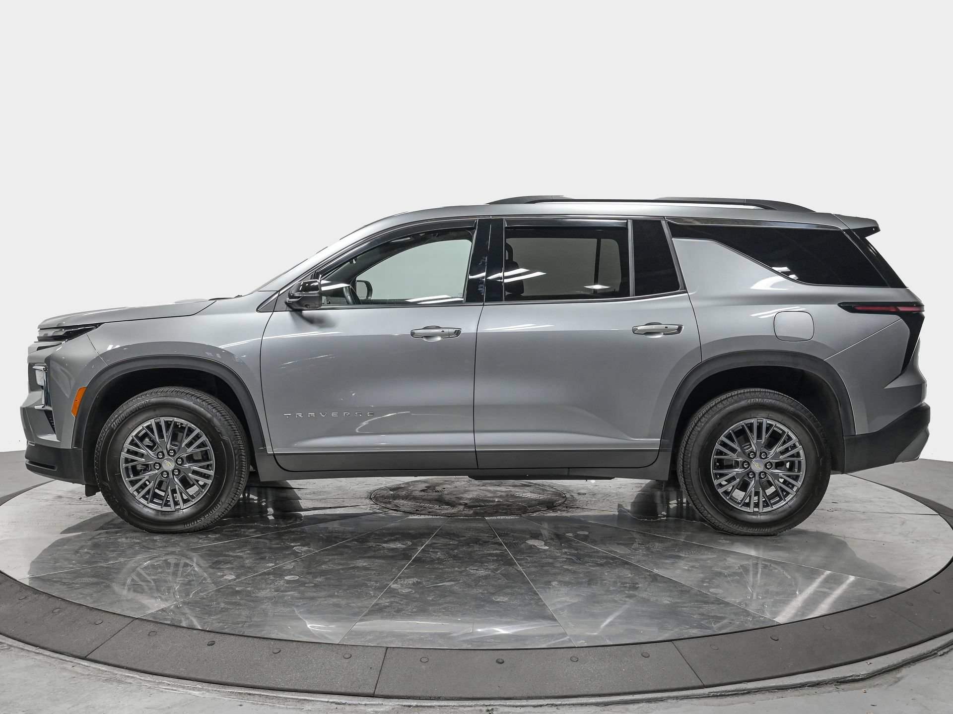 Used 2026 Chevrolet Traverse LT w/ Driver Confidence Package FWD image 2