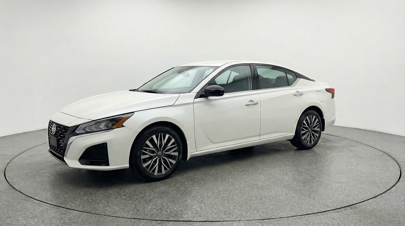 Used 2025 Nissan Altima 2.5 SV FWD image 3