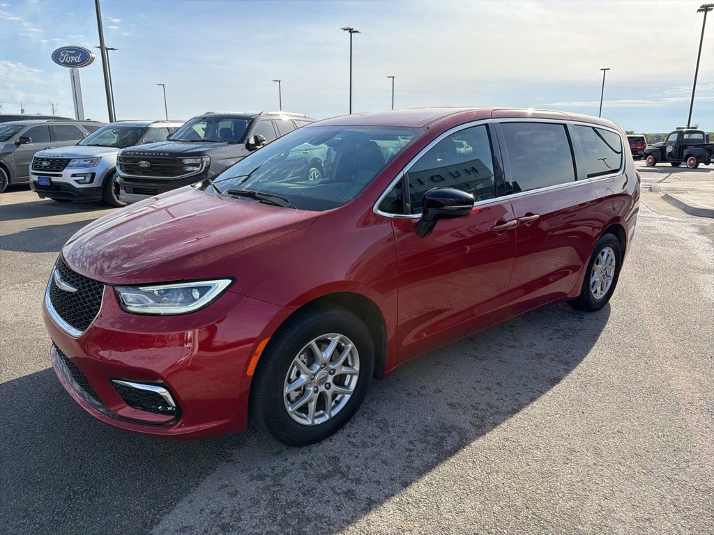 Used 2025 Chrysler Pacifica Select image 3