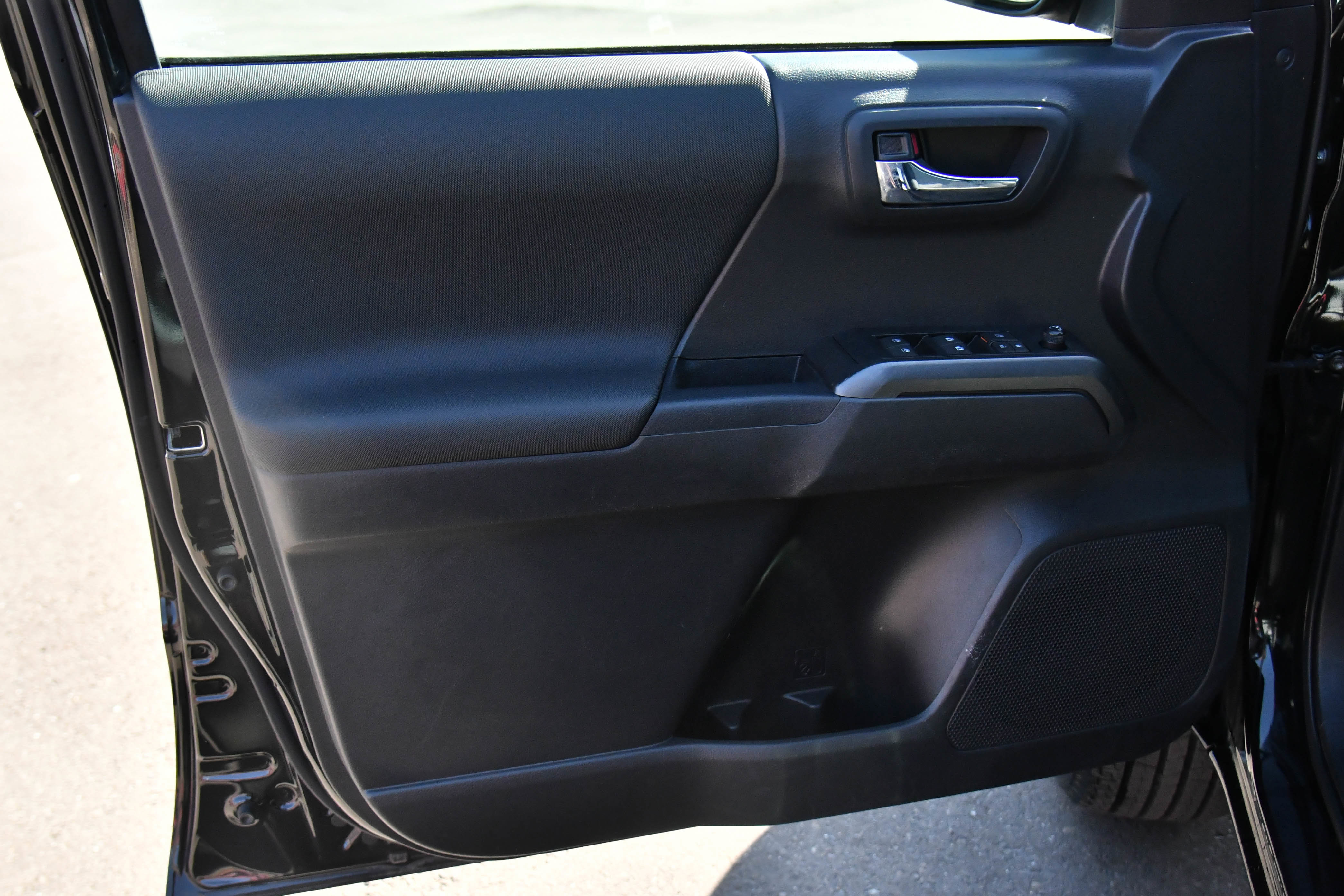 Used 2023 Toyota Tacoma TRD Off-Road w/ Technology Package AWD/4WD image 14