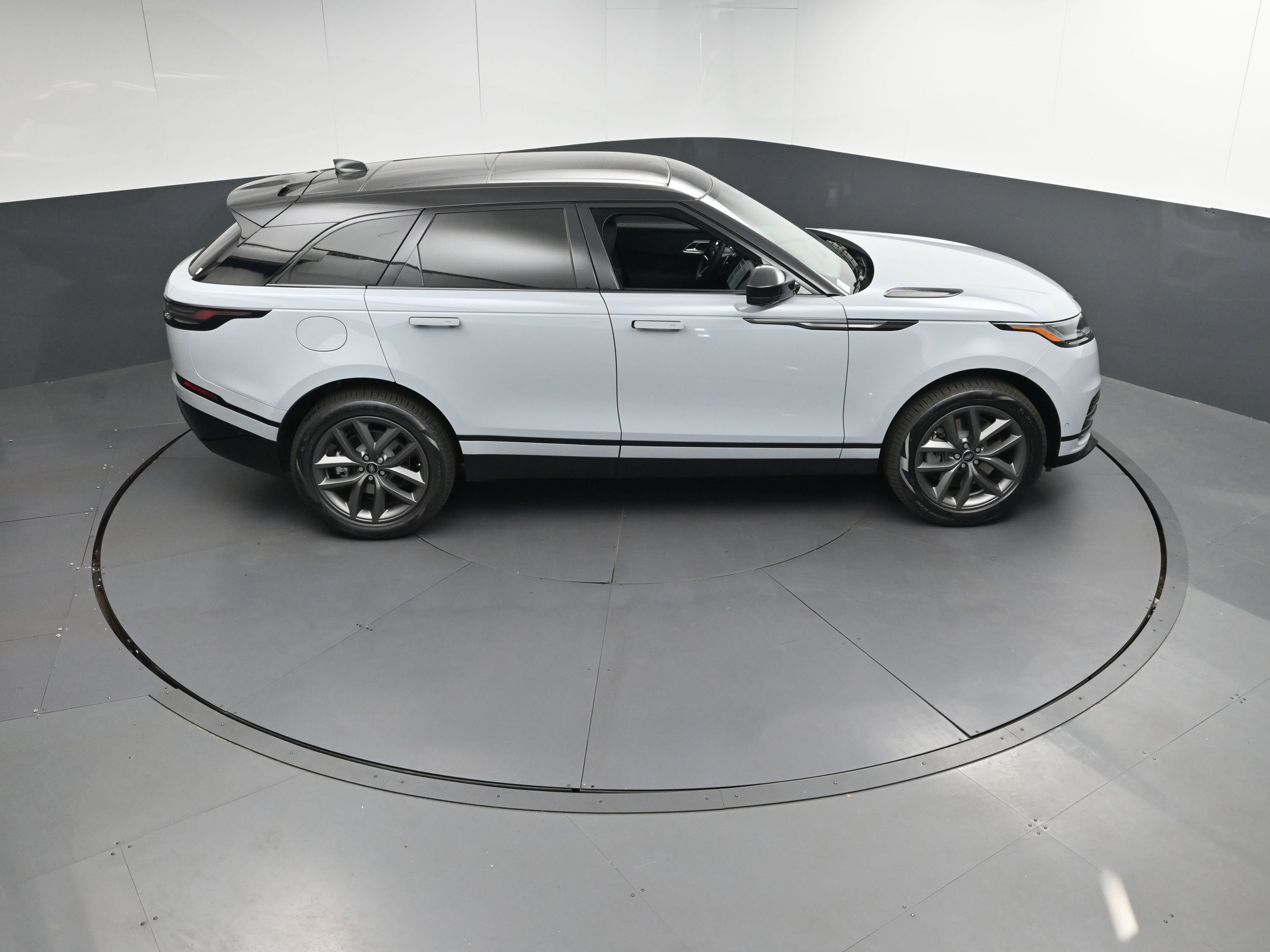 New 2026 Land Rover Range Rover Velar Dynamic SE image 35