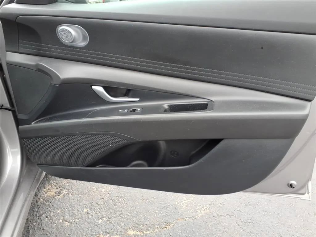 Used 2024 Hyundai Elantra SEL image 11