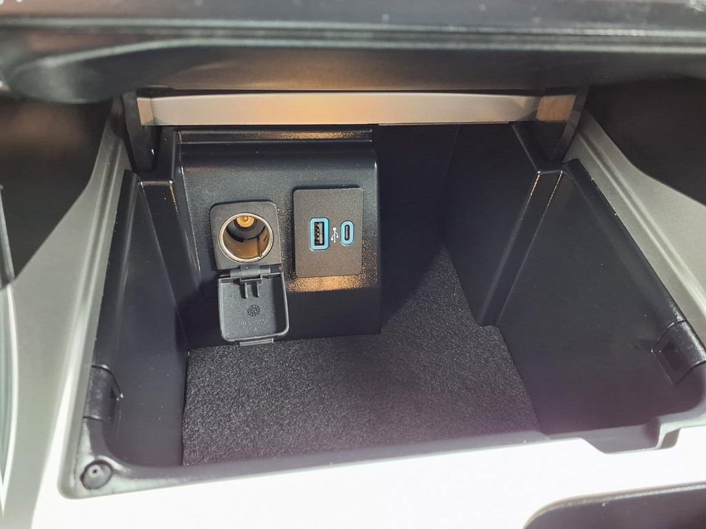 Used 2022 Ford Explorer XLT w/ Equipment Group 202A image 18