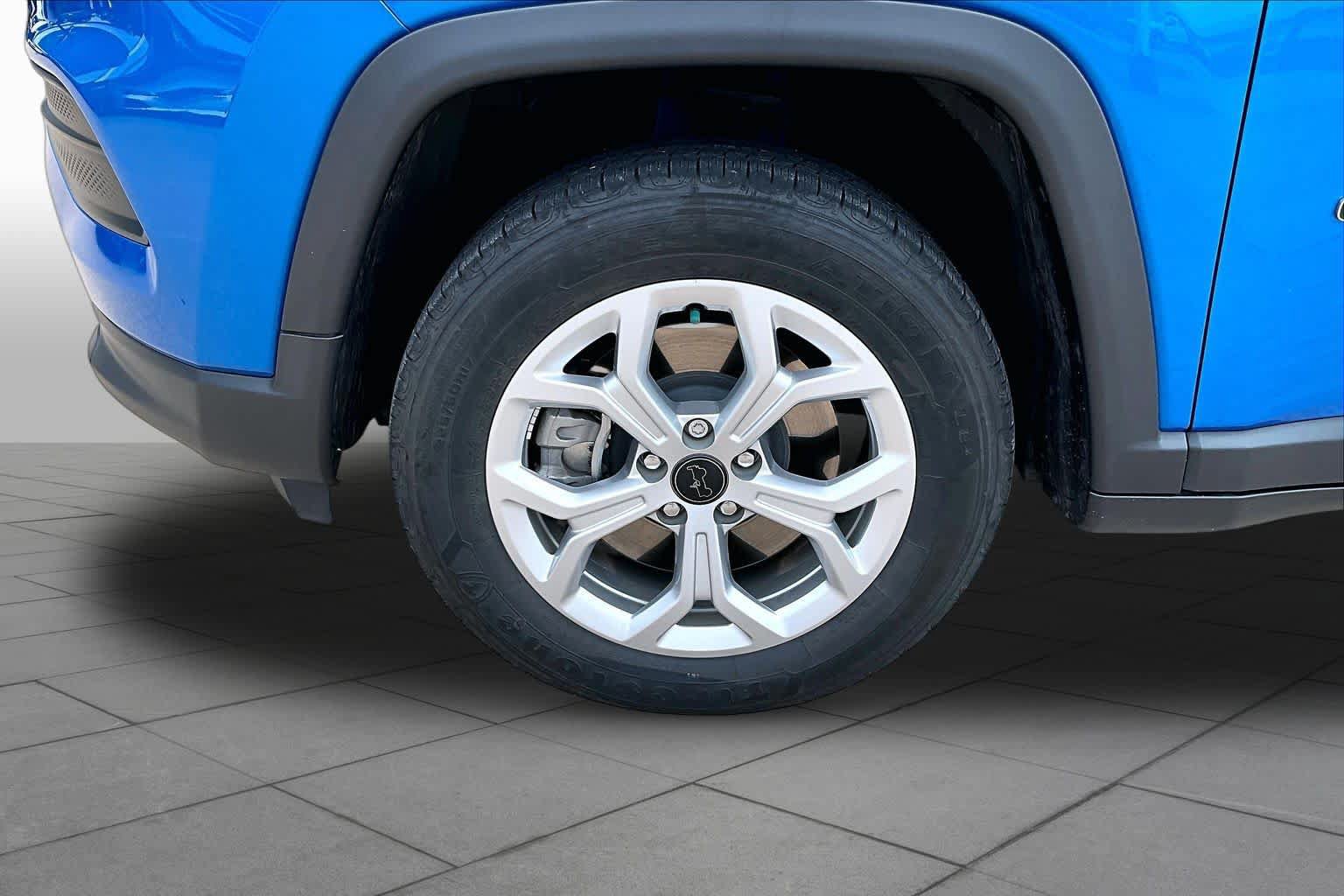 Used 2025 Jeep Compass Sport w/ Mopar Graphics Package AWD/4WD image 12
