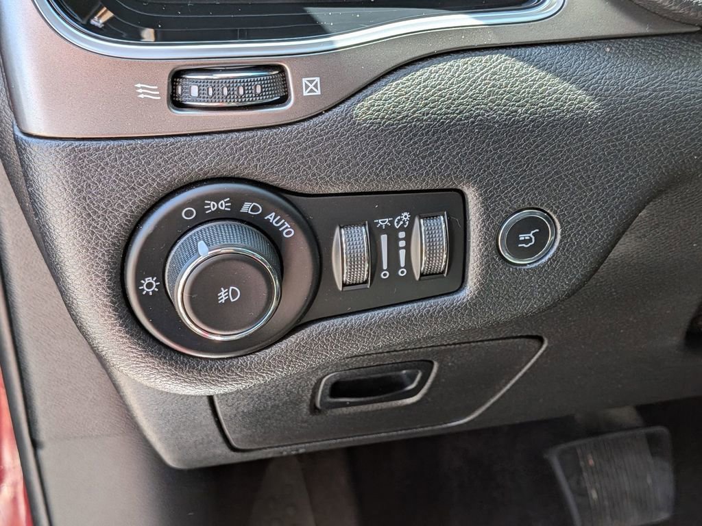 Used 2019 Jeep Cherokee Limited AWD/4WD image 15