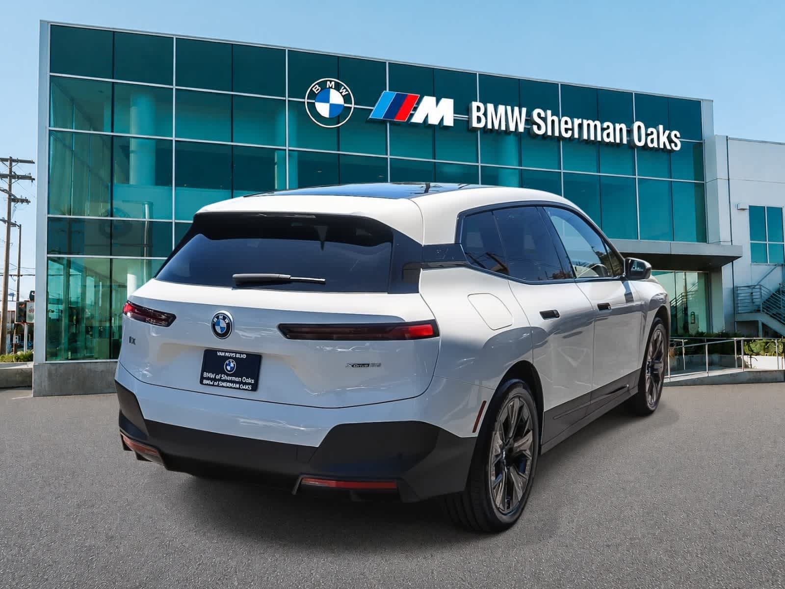 Used 2024 BMW iX xDrive50 AWD/4WD image 4