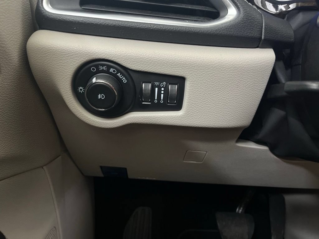 Used 2023 Chrysler Pacifica Limited FWD image 56