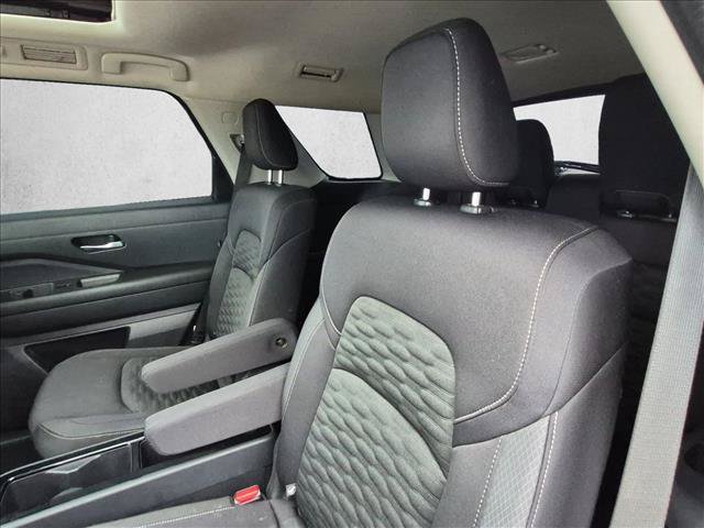 Used 2022 Nissan Pathfinder SV w/ SV Premium Package FWD image 13
