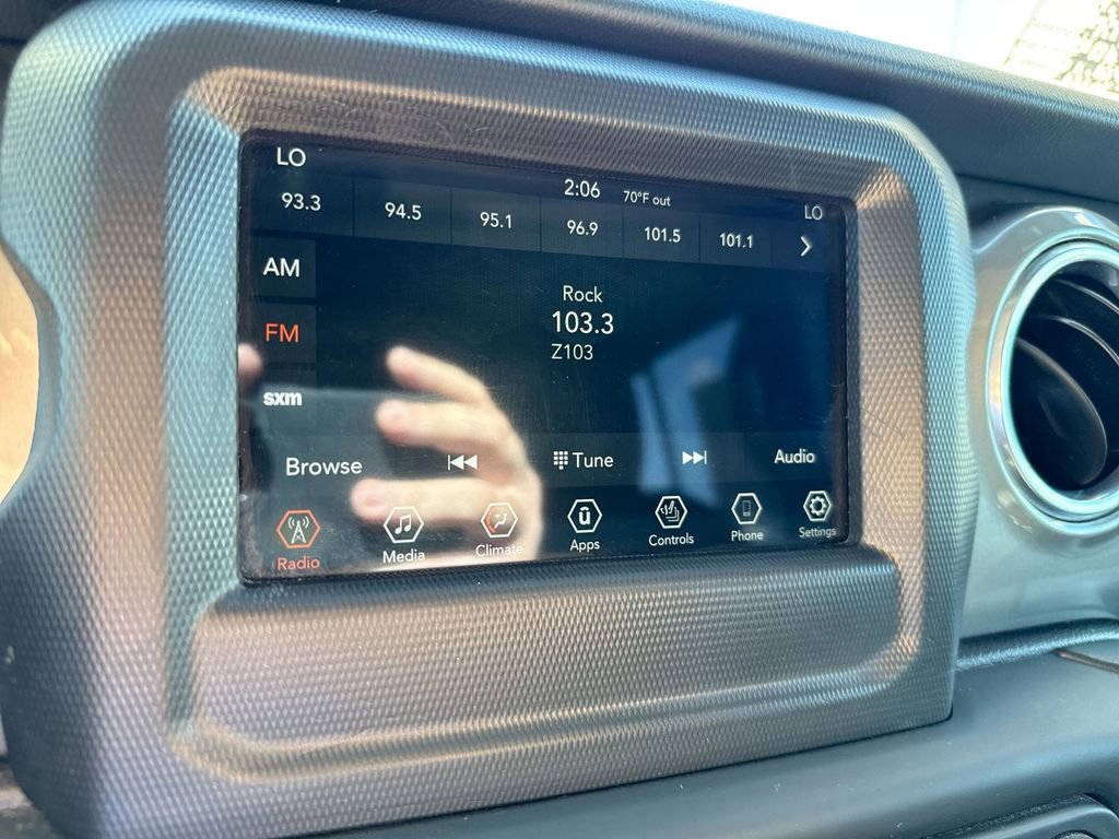 Used 2018 Jeep Wrangler Unlimited Sahara image 15