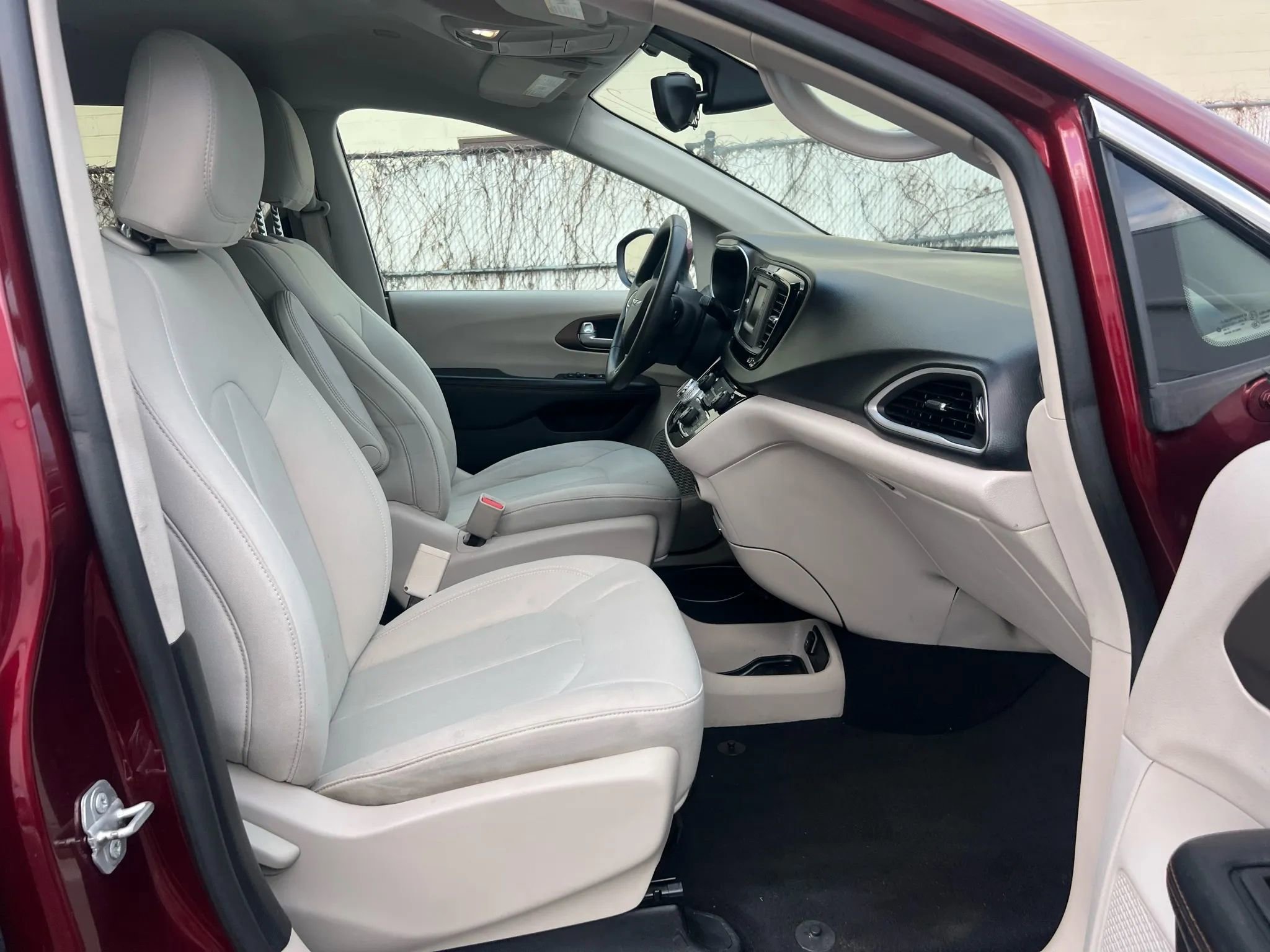 Used 2017 Chrysler Pacifica LX image 34