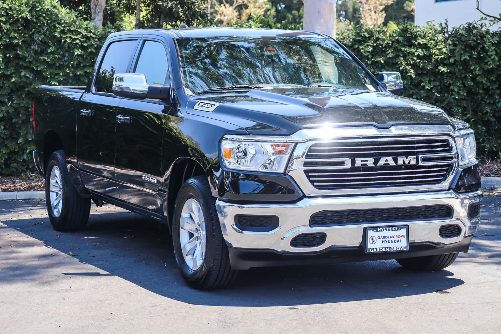 Used 2024 RAM 1500 Laramie AWD/4WD image 3