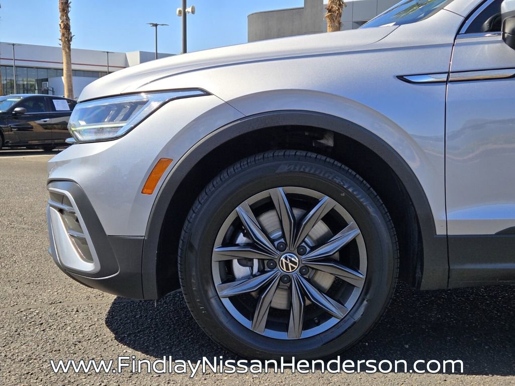 Used 2023 Volkswagen Tiguan SE w/ Panoramic Sunroof Package FWD image 9