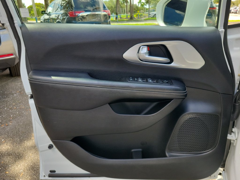 Used 2018 Chrysler Pacifica Touring Plus w/ S Appearance Package FWD image 15