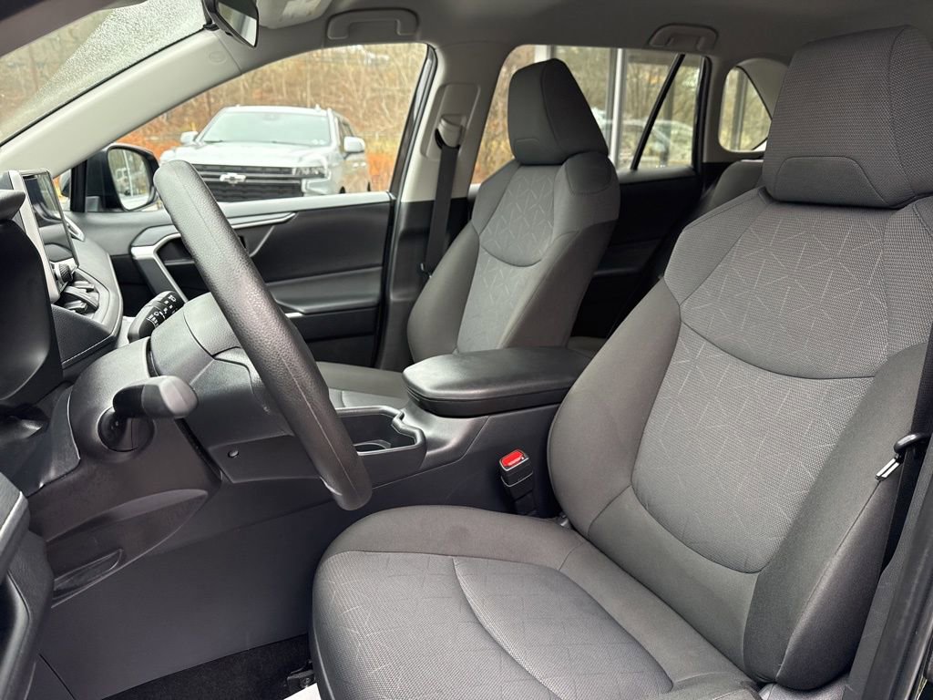 Used 2025 Toyota RAV4 XLE image 17
