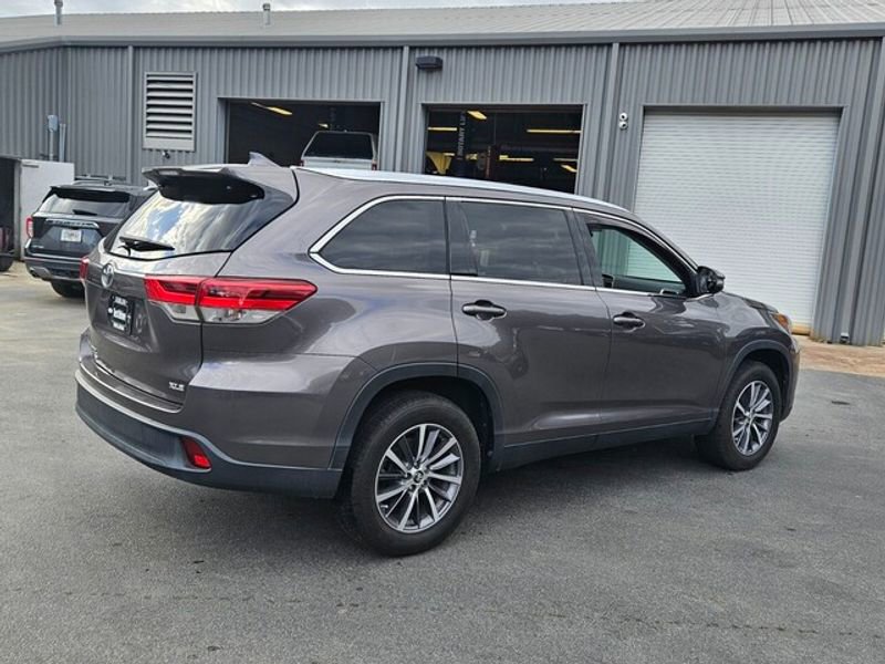 Used 2019 Toyota Highlander XLE image 17