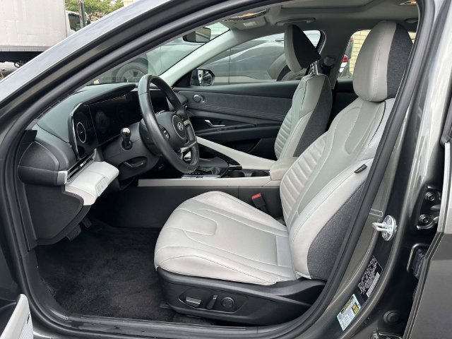 Used 2025 Hyundai Elantra Limited FWD image 17