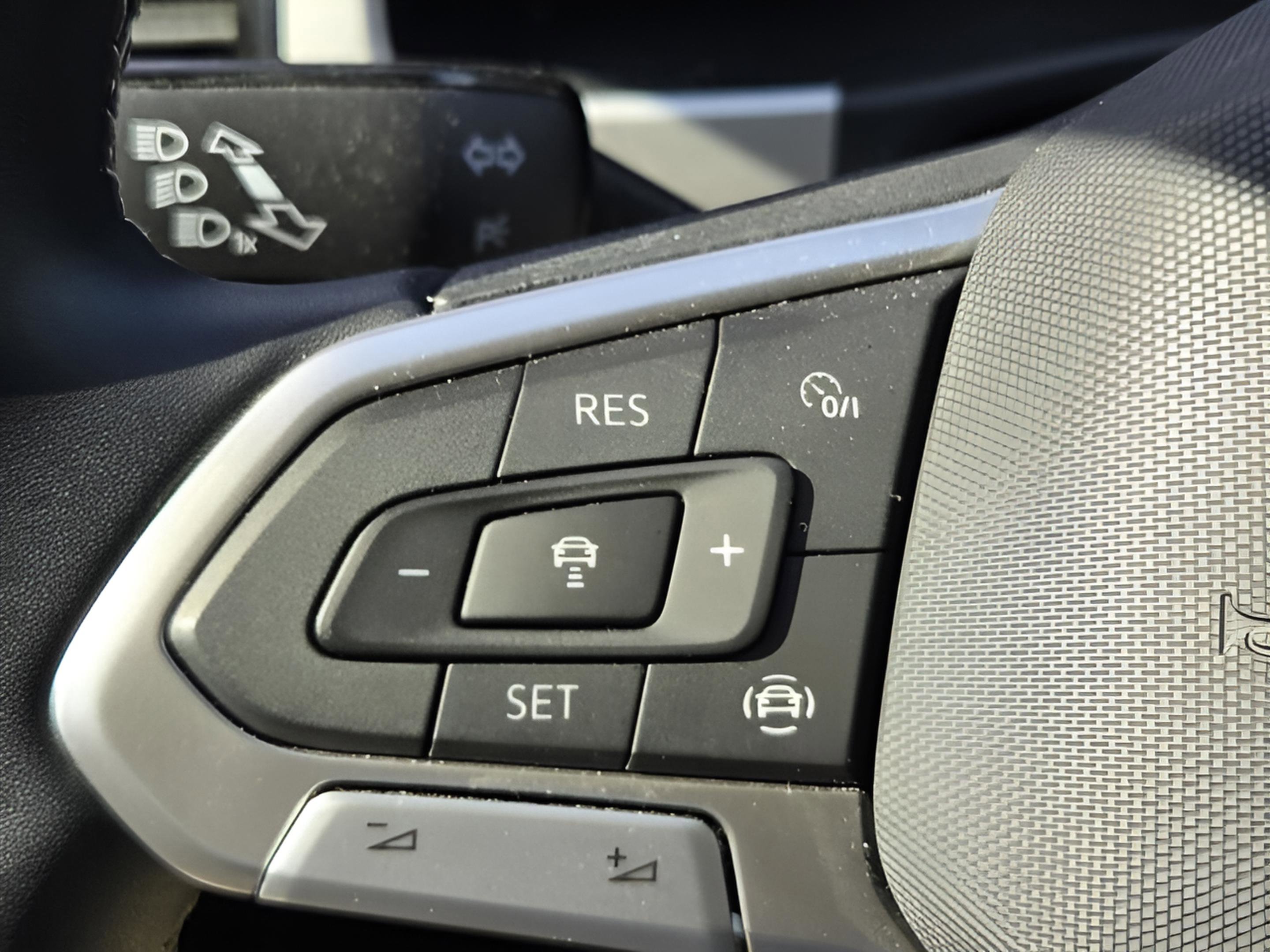 Used 2022 Volkswagen Atlas SE w/ Black Wheel Package image 18