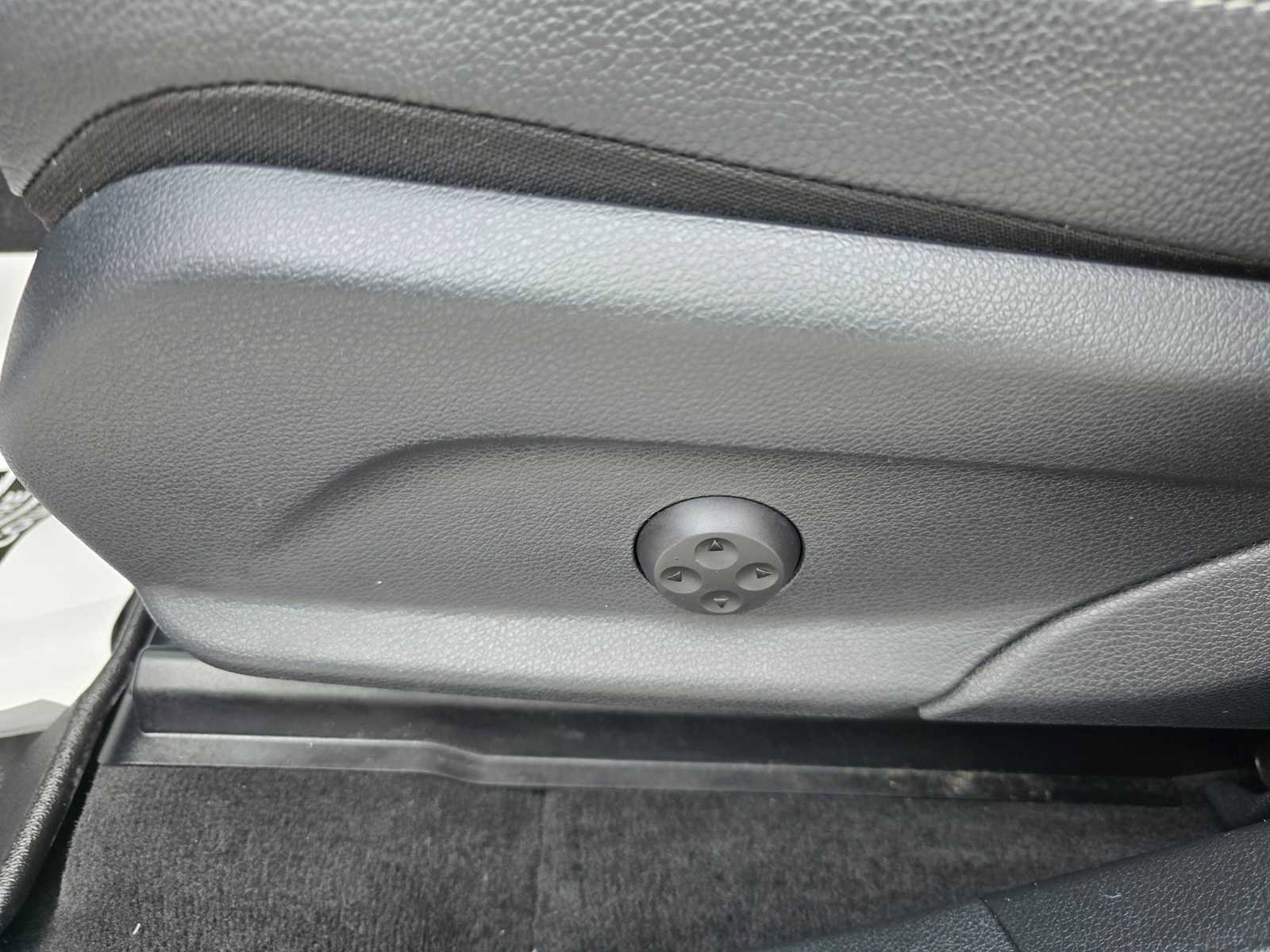 Used 2017 Mercedes-Benz GLC 300 4MATIC image 23