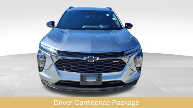 Used 2025 Chevrolet Trax RS w/ Sunroof Package image 2