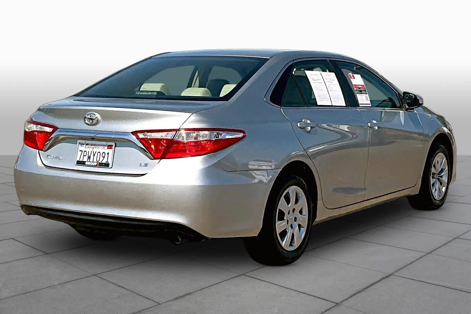 Used 2015 Toyota Camry LE FWD image 12