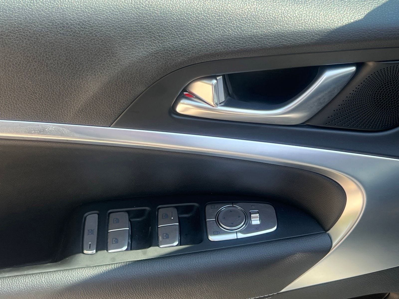 Used 2025 Genesis G70 2.5T RWD image 23