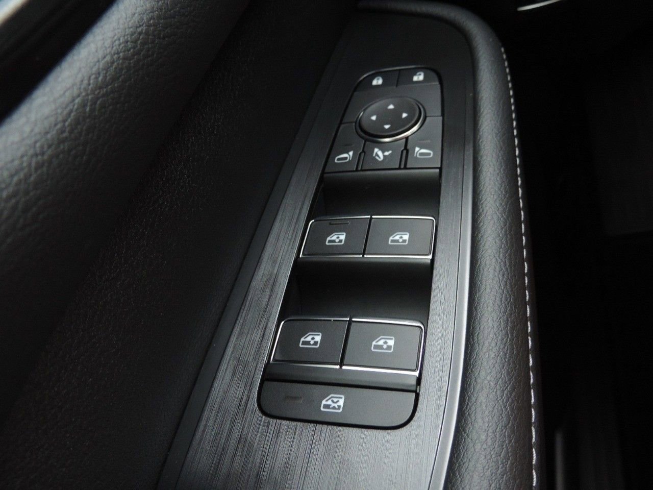 New 2026 Nissan Armada SL w/ Captain's Chari Seat Package image 24