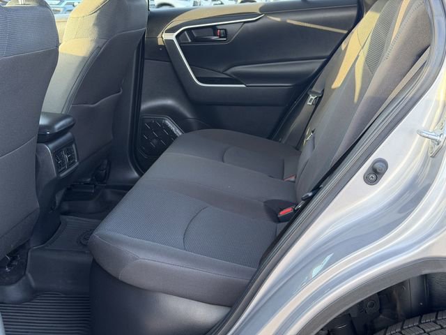 Used 2021 Toyota RAV4 LE AWD/4WD image 18