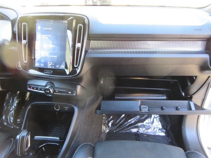 Used 2019 Volvo XC40 T4 R-Design image 32