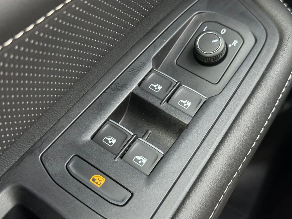 Certified 2025 Volkswagen Atlas Cross Sport SE image 21