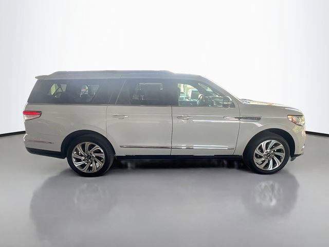 Used 2024 Lincoln Navigator L Reserve image 9