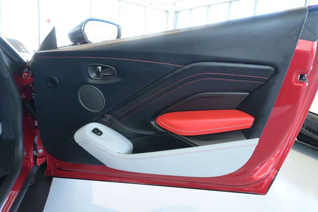 Used 2023 Aston Martin V12 Vantage Roadster RWD image 32