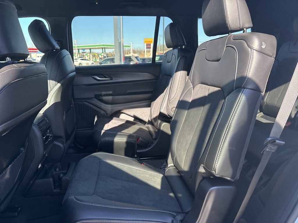 New 2025 Jeep Grand Cherokee L Laredo image 16