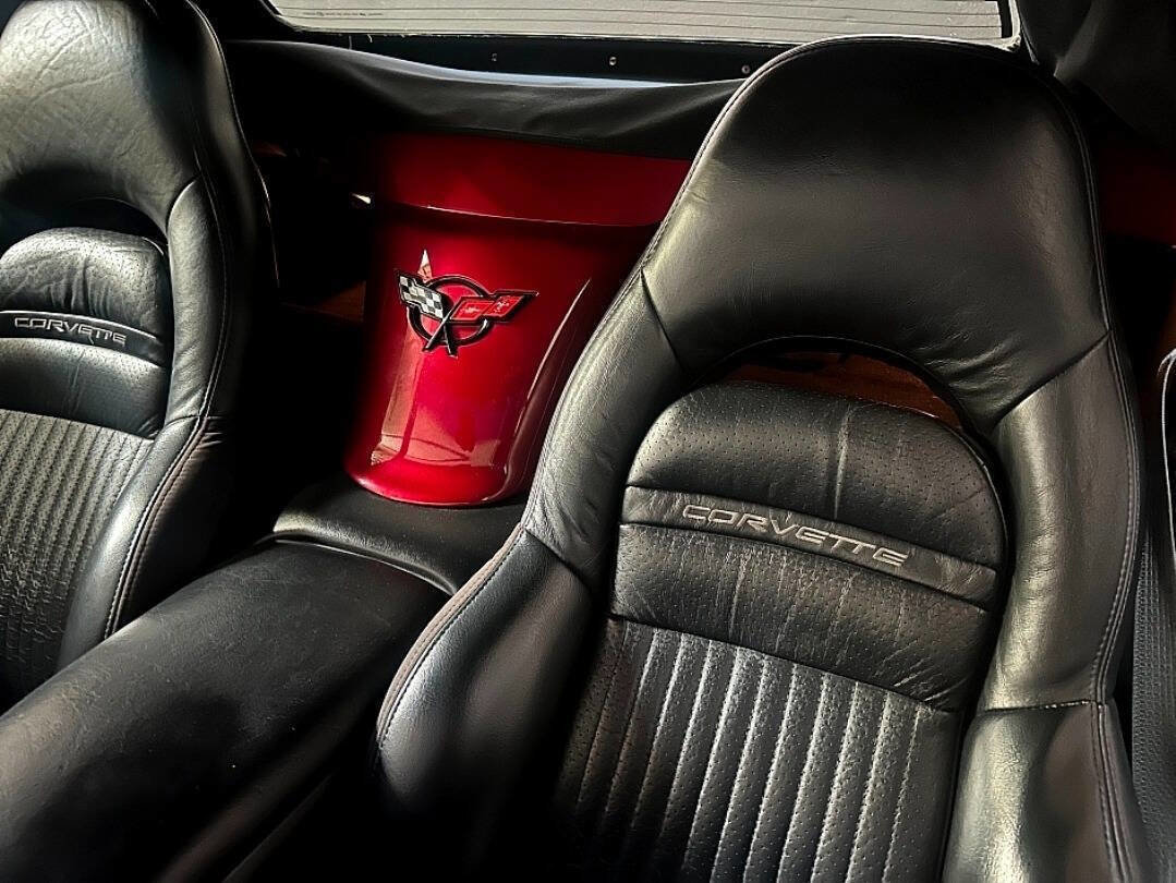 Used 2001 Chevrolet Corvette Convertible w/ Preferred Equipment Group2 image 17