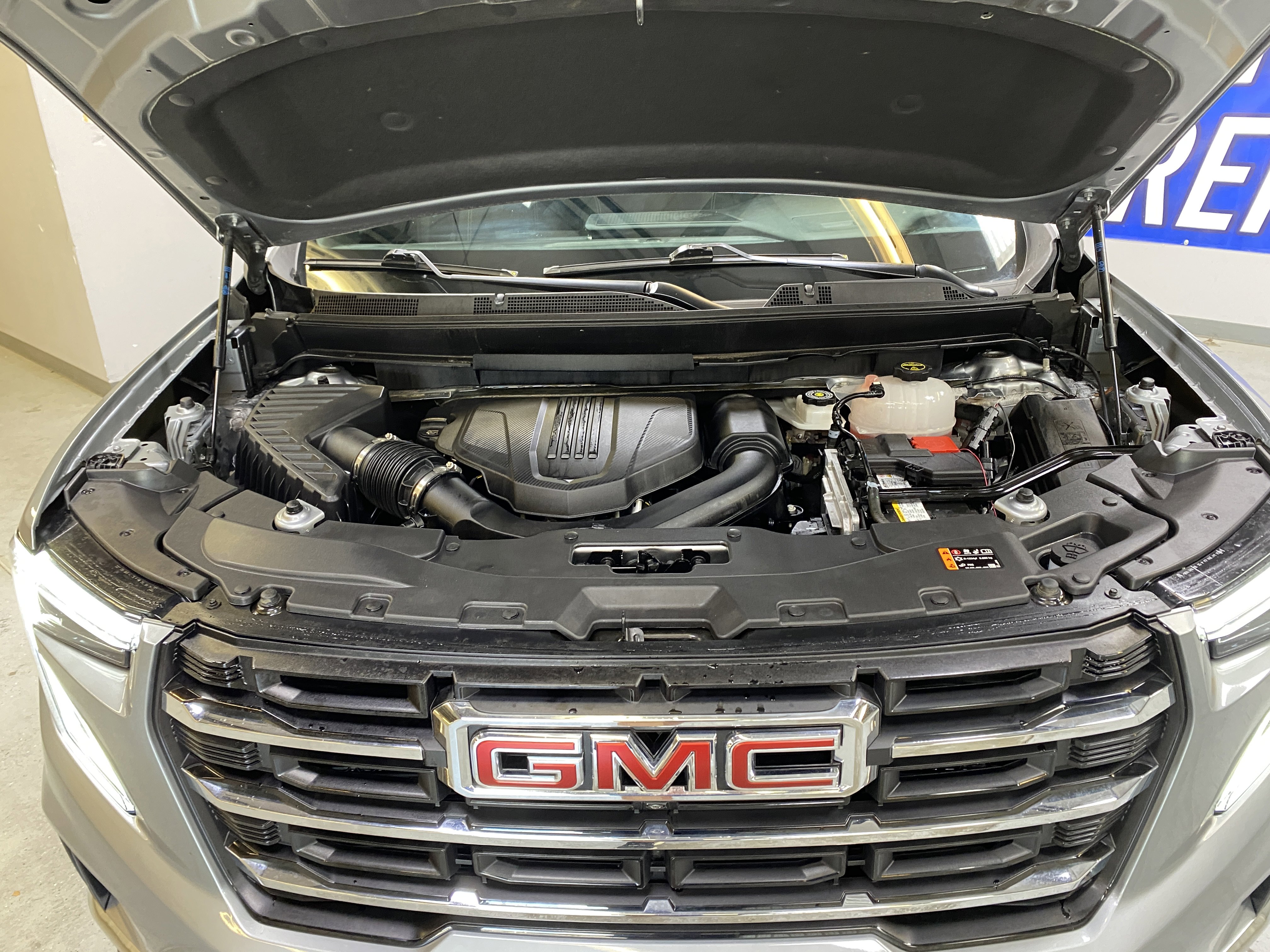 Used 2025 GMC Acadia Elevation image 9