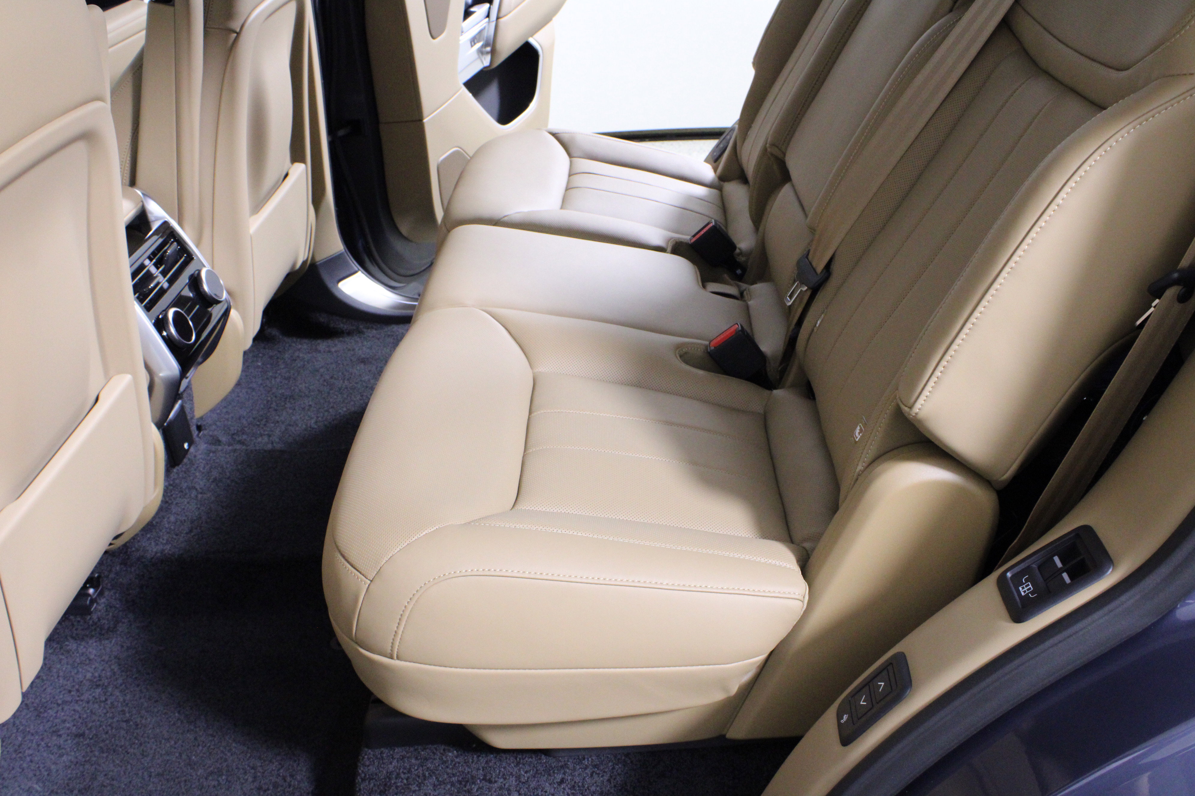 New 2026 Land Rover Range Rover Long Wheelbase SE image 10