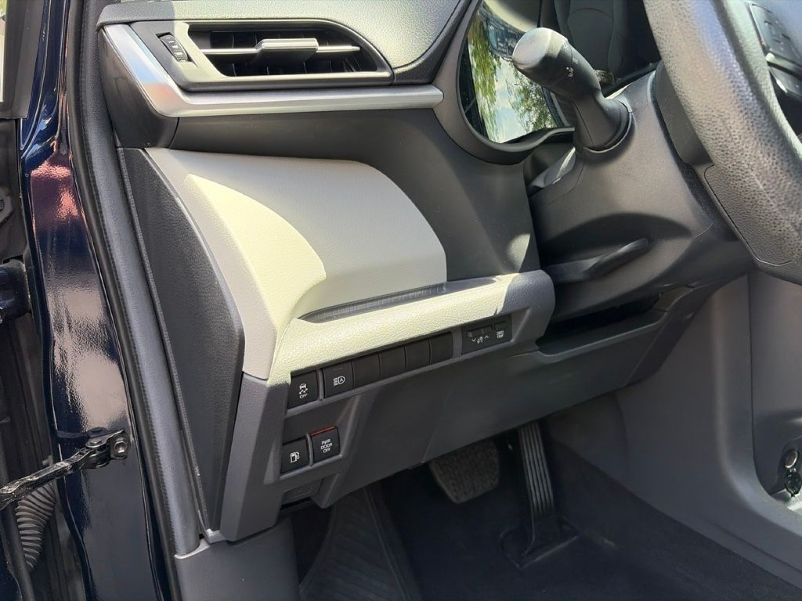 Used 2024 Toyota Sienna LE AWD/4WD image 15