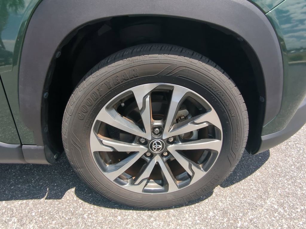 Used 2022 Toyota Corolla Cross XLE image 11