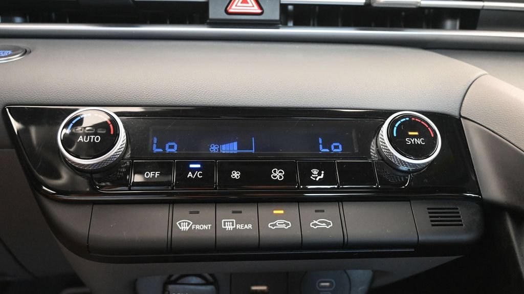 Used 2025 Hyundai Elantra Sport FWD image 32