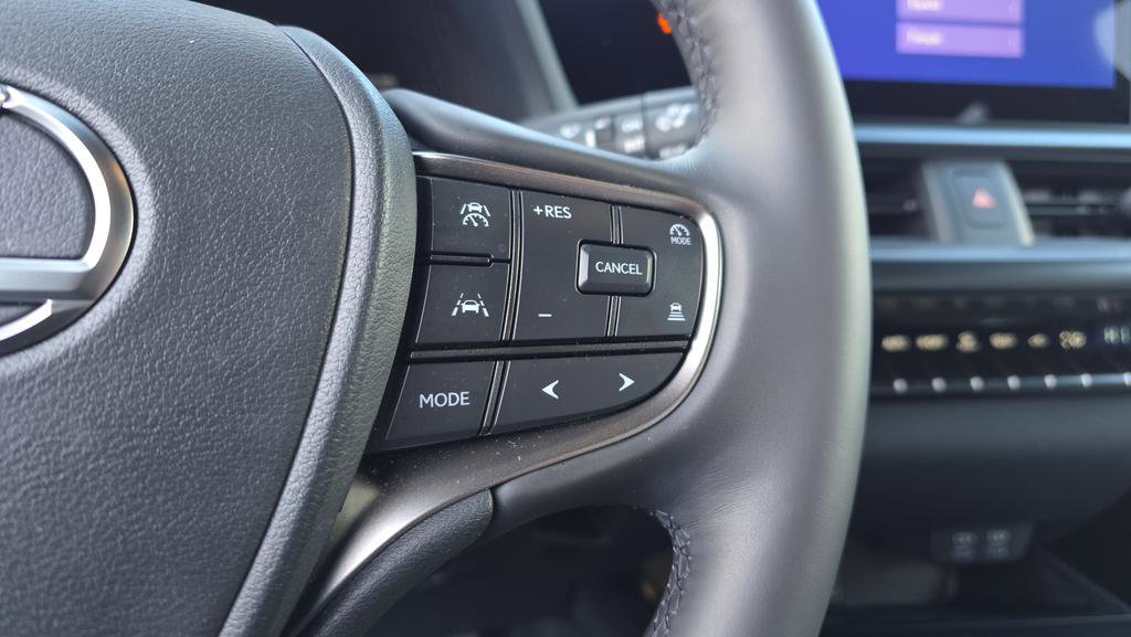 Used 2025 Lexus UX 300h AWD image 22