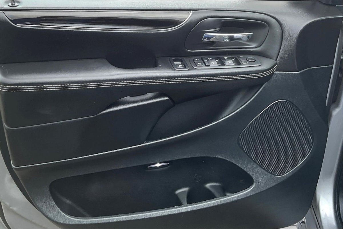 Used 2018 Dodge Grand Caravan SE FWD image 18