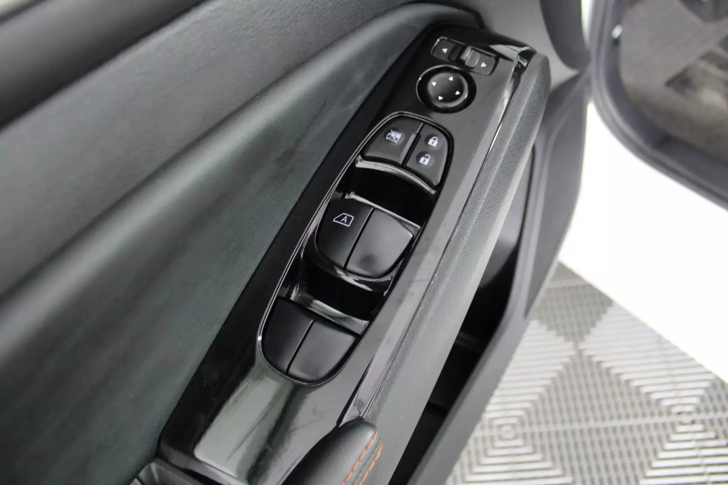 Used 2024 Nissan Altima 2.5 SR FWD image 38